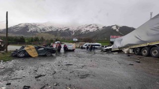Tatvanda tırla otomobil çarpıştı: 2 ölü, 1 yaralı
