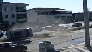 Tekirdağda 2si çocuk 5 kişinin yaralandığı kaza kamerada: 25 metre boyunca taklalar attı