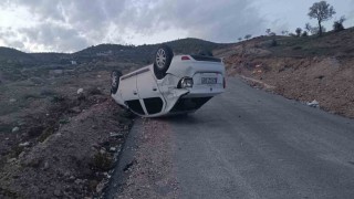 Ters dönen otomobilin sürücüsü, aracı bırakarak kaçtı