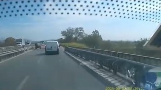 Ters yönden gelen at arabası trafiği tehlikeye attı