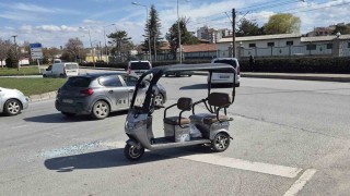Ters yöne girmeye çalışan üç tekerlekli elektrikli araç kaza yaptı