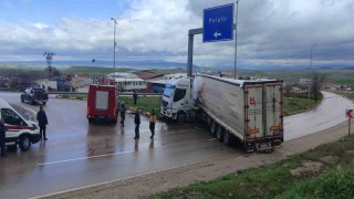 Tır  refüje çarptı: 1 yaralı