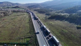 Tır devrildi, Kayseri-Sivas yolunda uzun araç kuyruğu oluştu