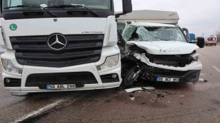 Tır ile kamyonet çarpıştı: 2 yaralı
