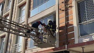Tokatta apartman dairesinde yangın: Dumandan etkilenen anne ve çocukları balkondan tahliye edildi