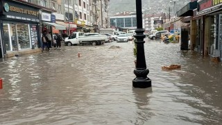 Tokatta sağanak yağış yolları göle çevirdi