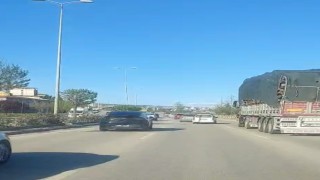 Trafikte defalarca şerit değiştirerek makas attı