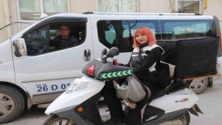 Trafikte karşılaştığı kadın kuryede sanki kaybettiği kızını gördü