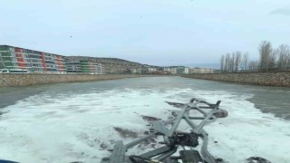 Traktörün suda gidişi ilgi çekti