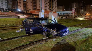 Tramvay yoluna giren otomobil direğe çarparak durabildi: 1 yaralı
