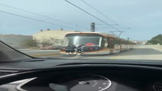 Tramvayın arkasına tutunan patenli çocukların tehlikeli yolculuğu