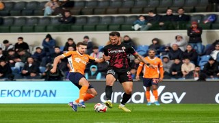 Trendyol Süper Lig: RAMS Başakşehir: 3 - Gençlerbirliği: 0 (İlk yarı)