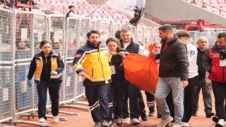 Tribünde epilepsi nöbeti geçiren taraftara sağlık ekipleri müdahale etti