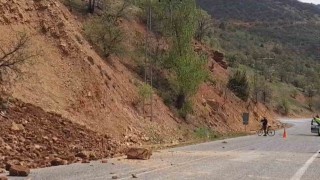 Tuncelide yamaçtan kopan taş ve toprak kütlesi yola düştü