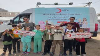 Türk Kızılaydan çocuklara şekerleme ve tatlı ikramı