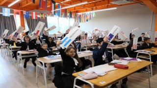 Türk ve Rus öğrenciler aynı masada