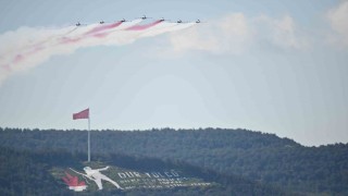 ‘Türk Yıldızları Çanakkale semalarında nefesleri kesti