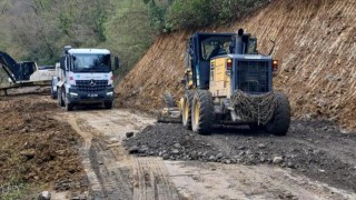 Türkelide heyelan sonrası köy yolu güvenli hale getirildi