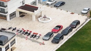 Tutuklu Başkan Yalımın sevgilisine aldığı milyonluk otomobil ve diğer araçlar, kayyım atanan otele getirildi