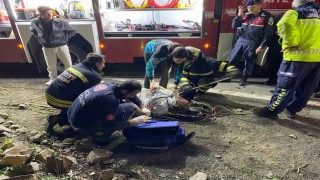Uçurumdan deniz kıyısına yuvarlanan otomobilde 3 kişi yaralandı