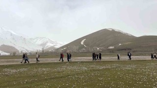 Üniversite öğrencilerinden çiğdemler arasında doğa yürüyüşü
