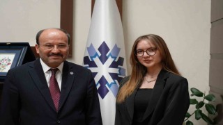 Üniversiteli Gizem, Rektör Çakmakın bir günlük mesaisine eşlik etti