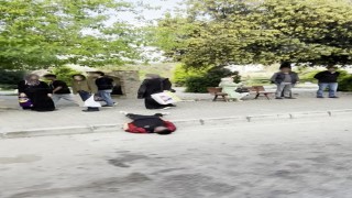 Uyuşturucu bağımlısı durak yanında uyuyakaldı