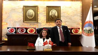 Vali koltuğuna oturan Zeynepten il emniyet müdürüne talimat: Okulların çevresinde güvenliği artırın