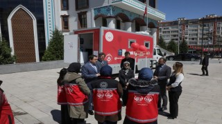 Vali Musa Işından mobil sosyal hizmet aracına yakın takip