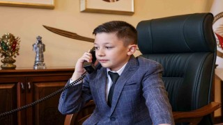 Vali Sözer, 23 Nisanda makamını minik Yiğite devretti.