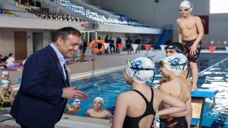 Vali Sözer kapalı yüzme havuzunda sporcularla bir araya geldi