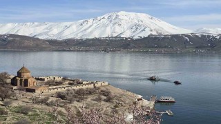 Van Gölünde sular çekildi, Akdamardaki iskele yenileniyor