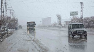 Vanda 11 yerleşim yerinin yolu ulaşıma kapandı