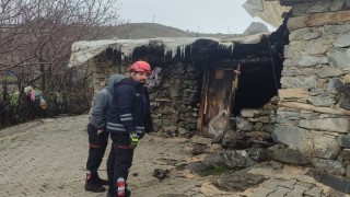 Vanda kümes ve tandır olarak kullanılan yapı çöktü