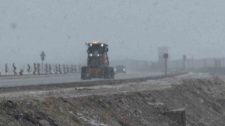 Vanda nisan karı: 93 yerleşim yerinin yolu kapandı, İzmir uçağı inemedi