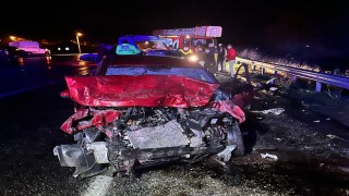 Vanda otomobil ile çekici kamyonet çarpıştı: 3 aralı