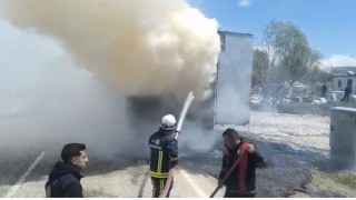Vanda seyir halindeki tırın dorsesi yandı