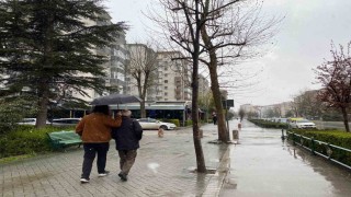 Vatandaşlar karla karışı yağmura hazırlıksız yakalandı