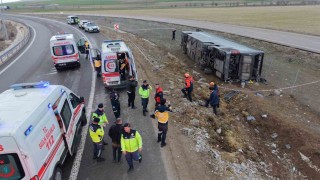 Virajı alamayan otobüs şarampole devrildi: 23 yaralı