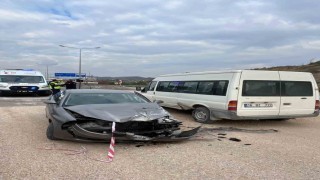 Virajı alamayan otomobil park halindeki araca çarptı: 3 yaralı
