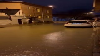 Yağmur suyu ile kaplanan sokaklar vatandaşa zorluk yaşattı