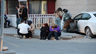 Yaralı öğrencilerin ailelerinin hastane önündeki bekleyişi sürüyor