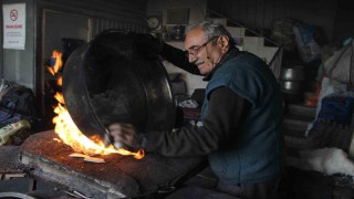 Yarım asırdan fazla süredir bakıra hayat veriyor: 73 yaşında mesleğini aşkla yapıyor