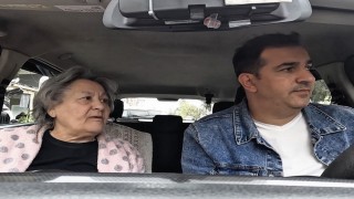Yaşlı kadın evinin yolunu kaybetti, yardımsever taksici ailesine kavuşturdu