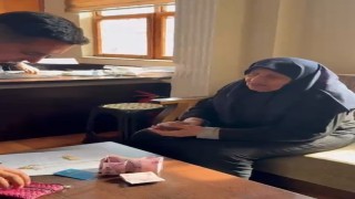 Yaşlı kadının pazarda kaybettiği cüzdanı zabıta ekipleri bulup sahibine teslim etti