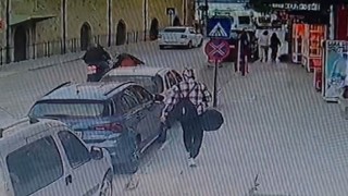 Yaya geçidinde karşıya geçen kadın, motosikletin çarpmasıyla yaralandı