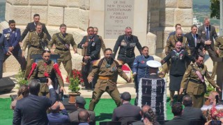 Yeni Zelanda askerleri, atalarını haka dansıyla andı