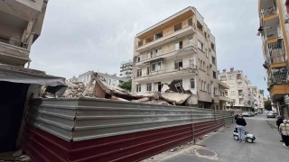 Yıkımda zarar gören binanın sakinleri: Müteahhide ulaşamıyoruz