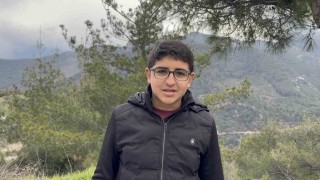 Yıpranan bayrağı fark eden öğrenci, yenisiyle değiştirdi