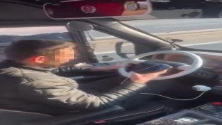 Yolcu dolu dolmuşta bir yandan telefona baktı, diğer yandan aracı kullandı
